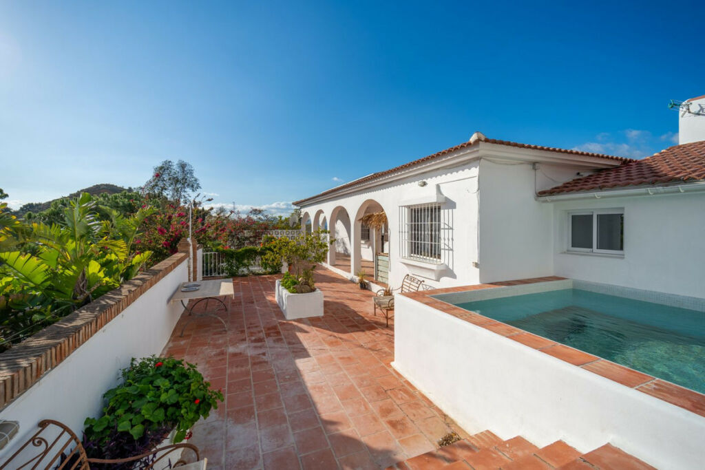Detached Villa La Viñuela Málaga - image 2