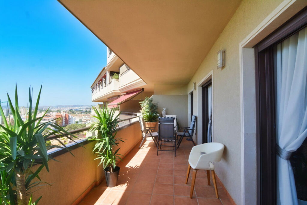 Middle Floor Apartment Fuengirola Málaga - image 2