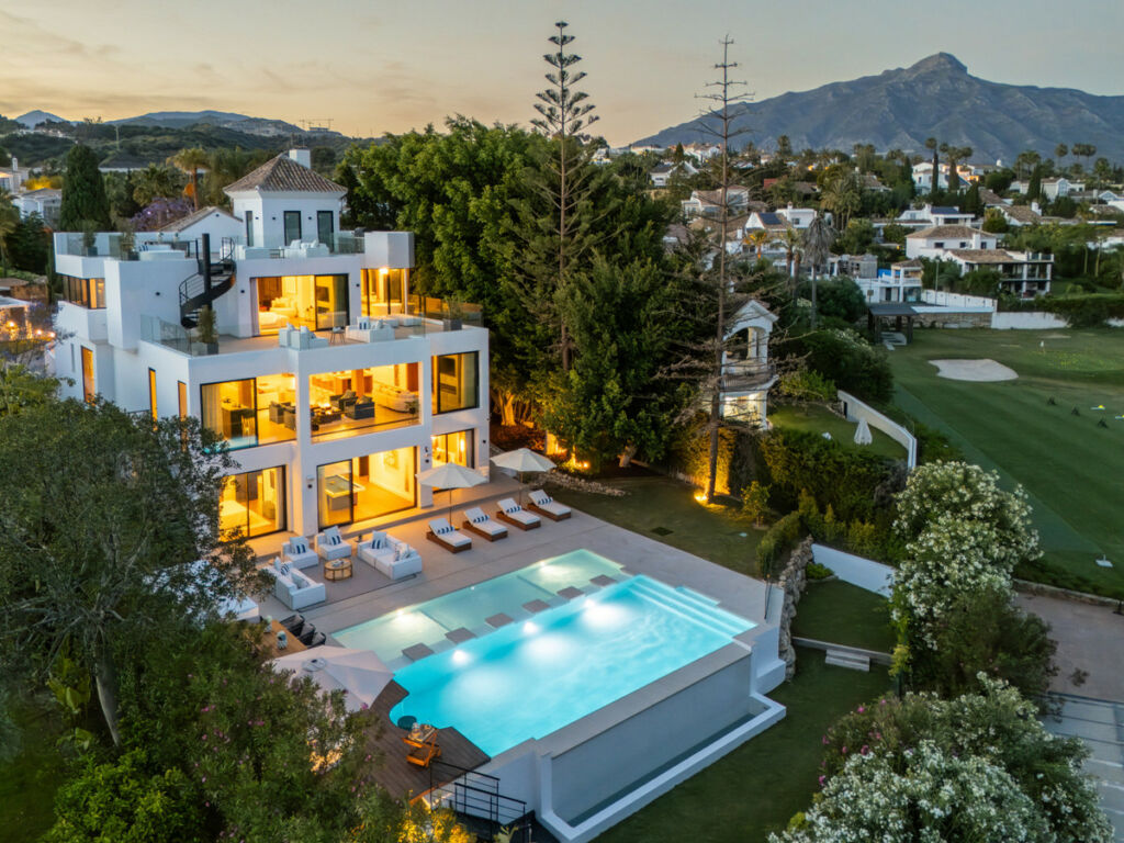 Detached Villa Nueva Andalucía Málaga - image 2