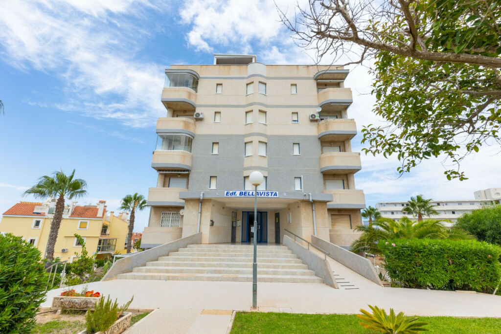 Middle Floor Apartment Torrevieja Alicante - image 2