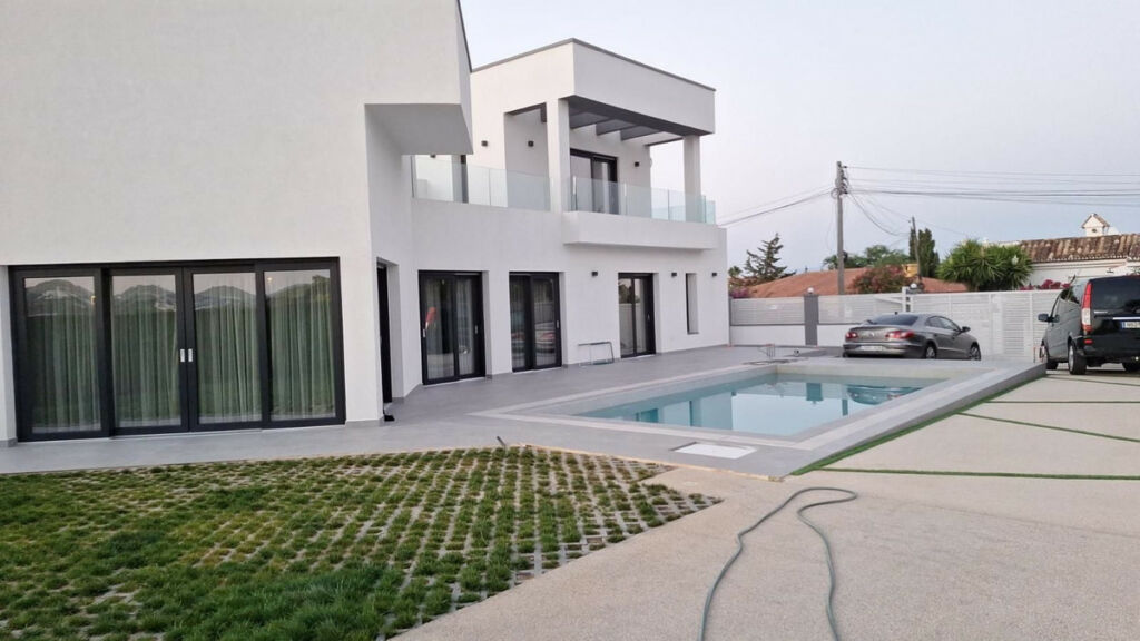 Detached Villa Estepona Málaga - image 2