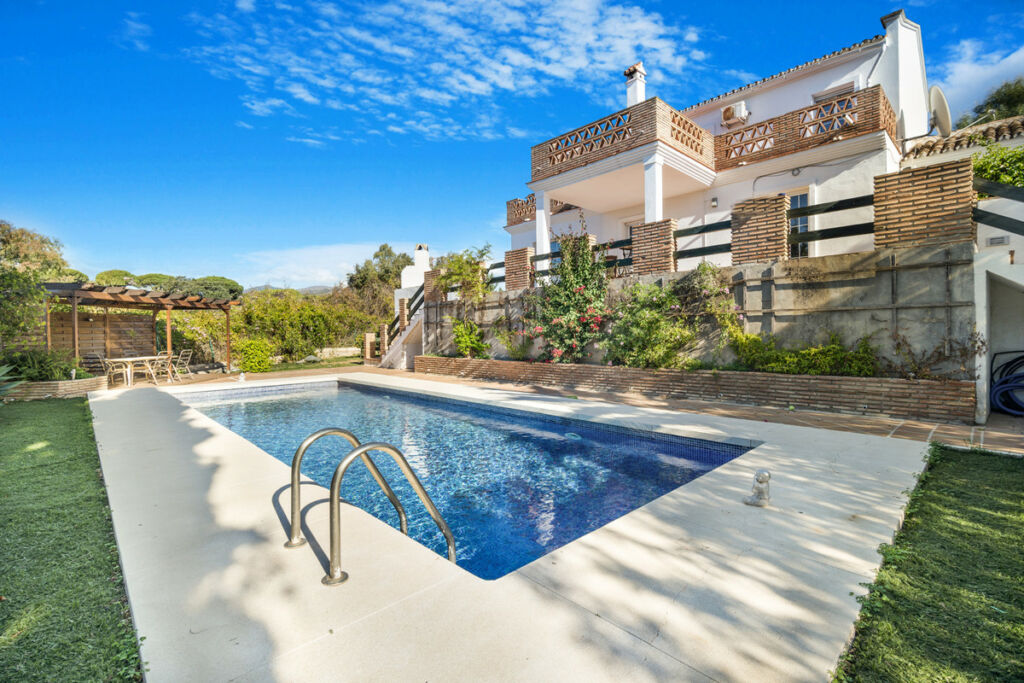 Detached Villa Elviria Málaga - image 2