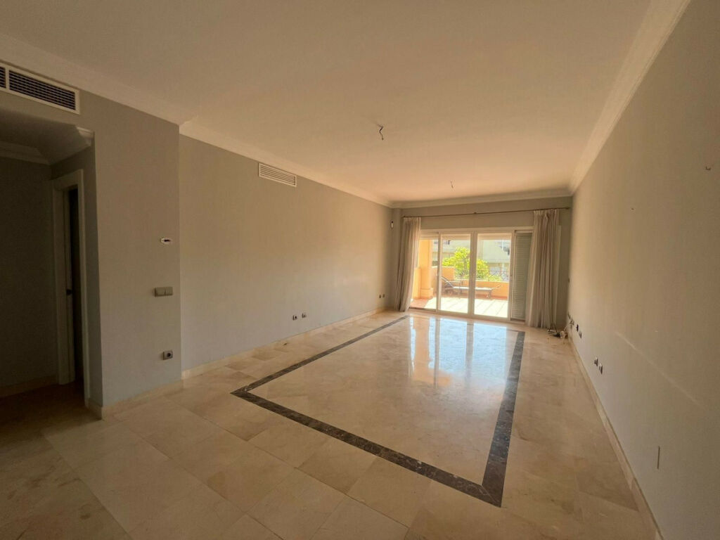 Middle Floor Apartment Estepona Málaga - image 15