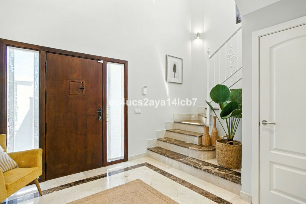 Detached Villa Estepona Málaga - image 20