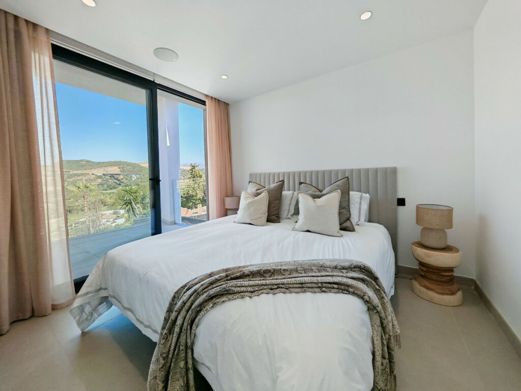 Detached Villa Estepona Málaga - image 22
