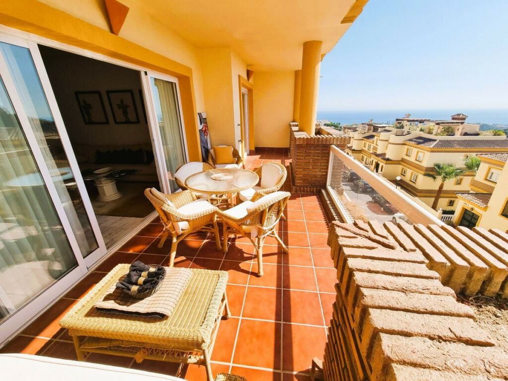 Middle Floor Apartment Calahonda Málaga - image 3