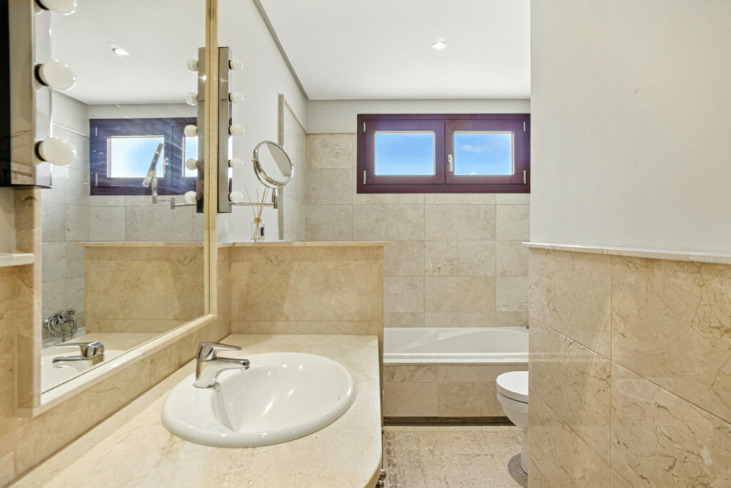 Townhouse Benahavís Málaga - image 21