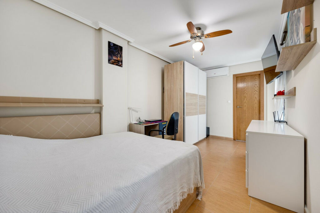 Middle Floor Apartment Torrevieja Alicante - image 21