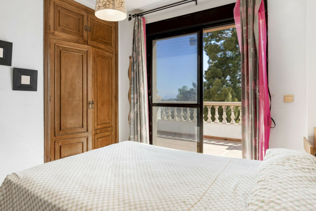 Detached Villa Estepona Málaga - image 21
