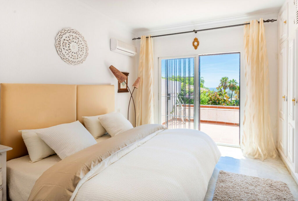 Townhouse El Paraiso Málaga - image 18