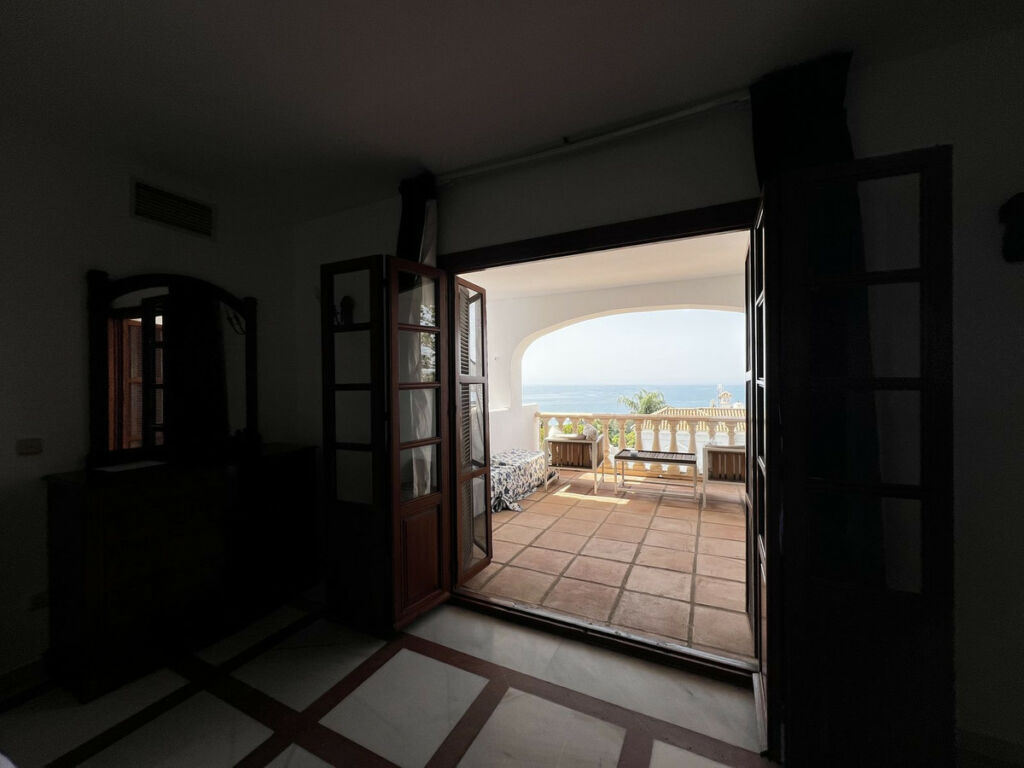 Detached Villa Estepona Málaga - image 22