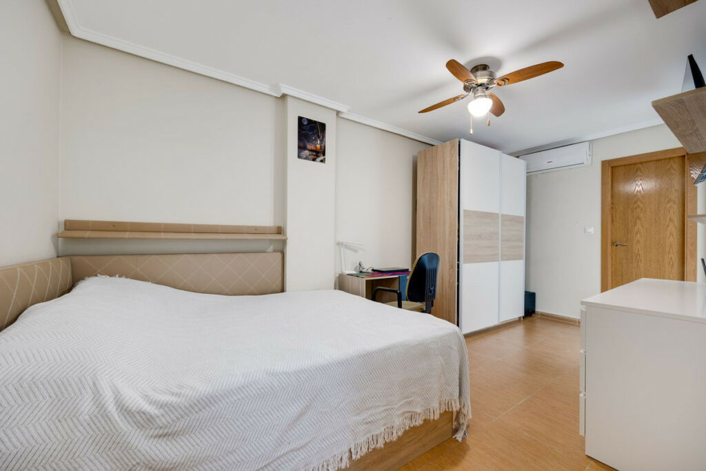 Middle Floor Apartment Torrevieja Alicante - image 22