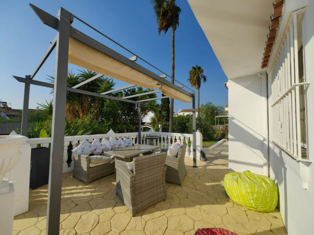 Detached Villa Estepona Málaga - image 22