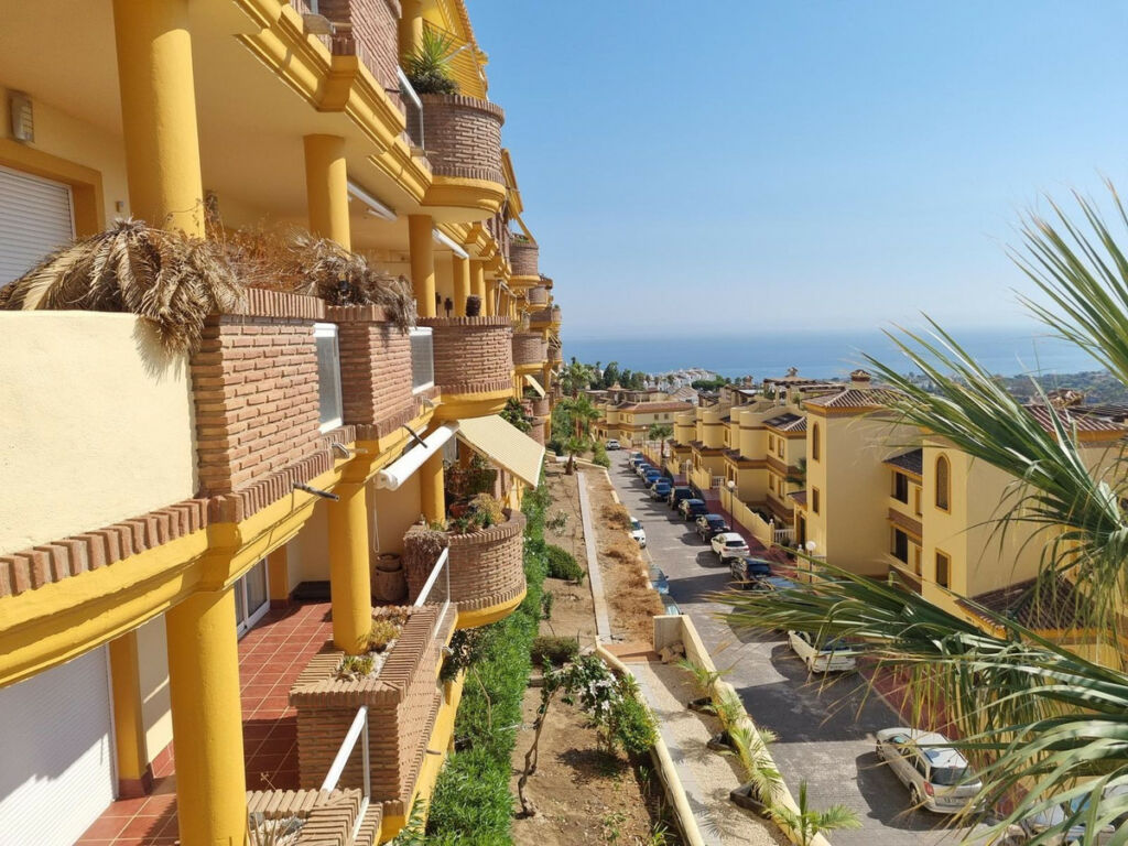 Middle Floor Apartment Calahonda Málaga - image 25