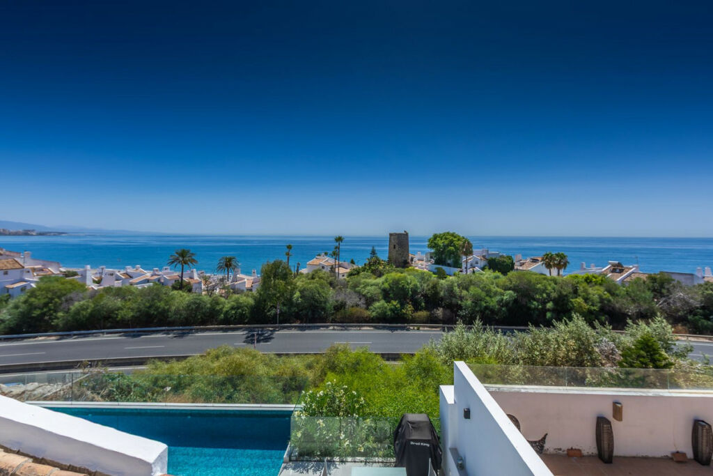 Detached Villa Estepona Málaga - image 22