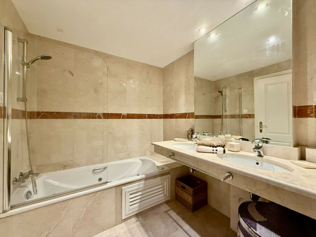 Ground Floor Apartment The Golden Mile Málaga - image 22