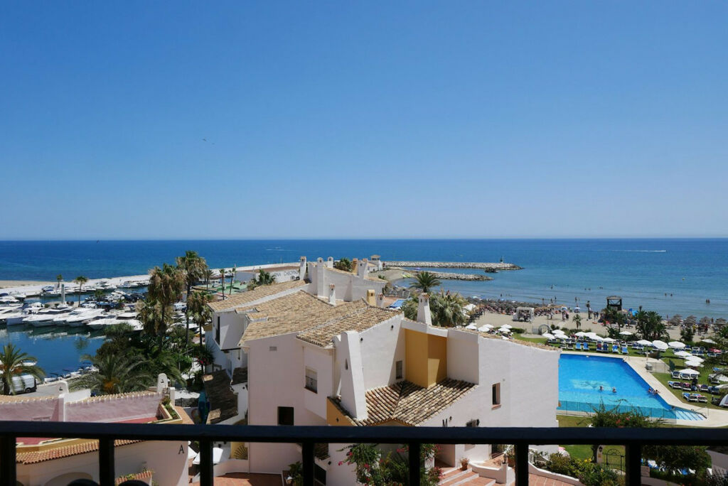 Middle Floor Apartment Cabopino Málaga - image 23