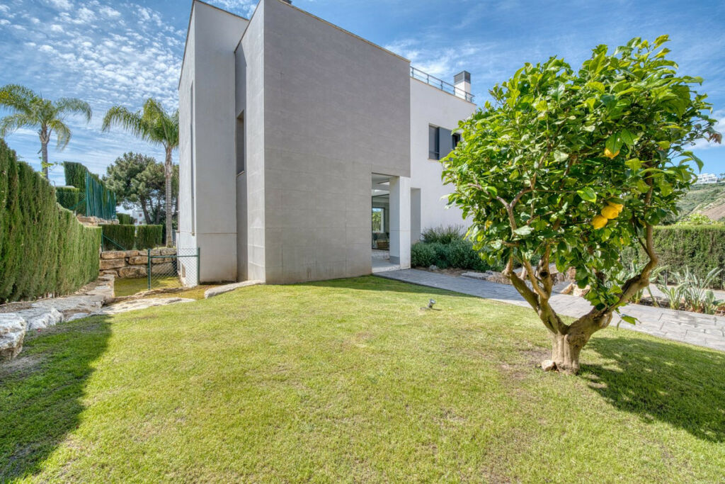 Detached Villa Estepona Málaga - image 25