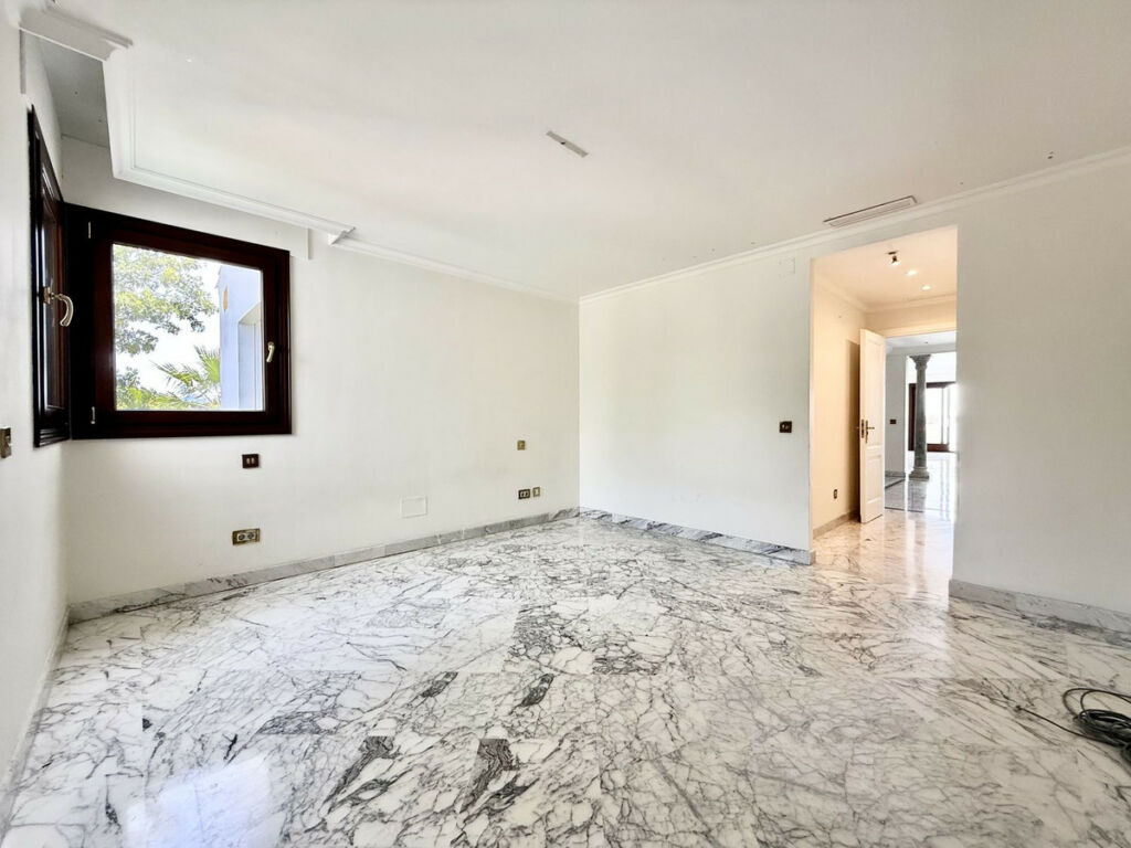 Middle Floor Apartment The Golden Mile Málaga - image 25