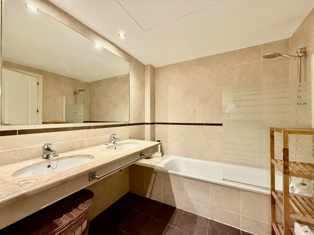 Ground Floor Apartment The Golden Mile Málaga - image 25