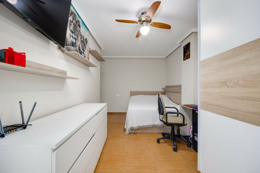 Middle Floor Apartment Torrevieja Alicante - image 25