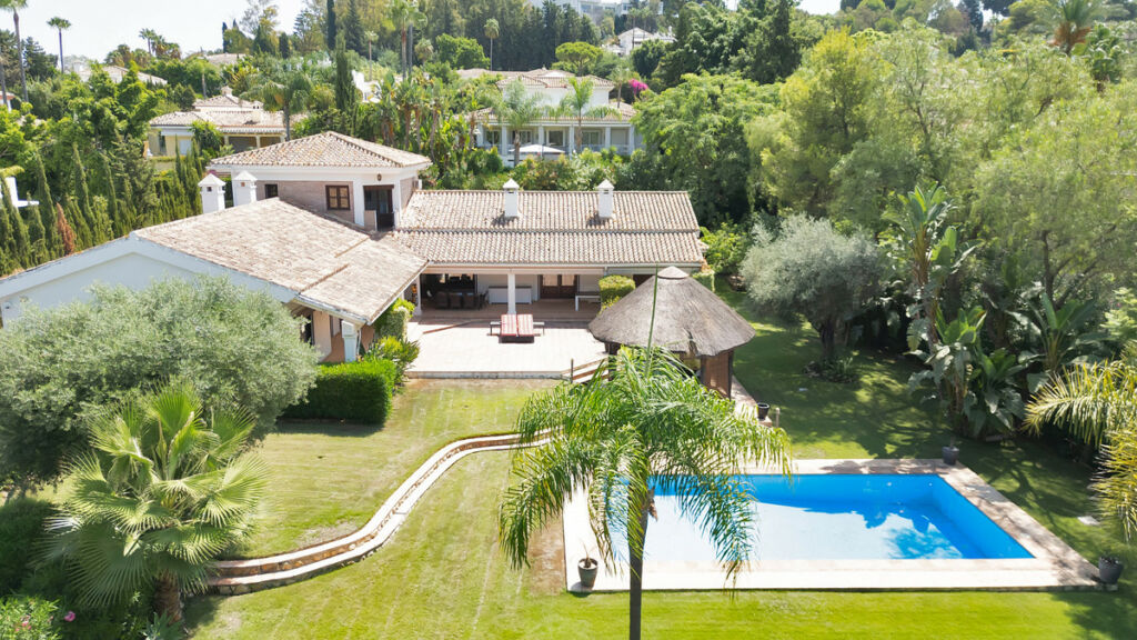 Detached Villa Estepona Málaga - image 26