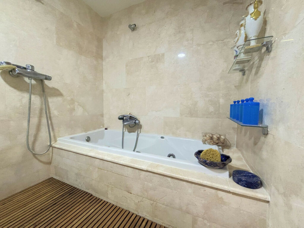 Penthouse La Duquesa Málaga - image 26
