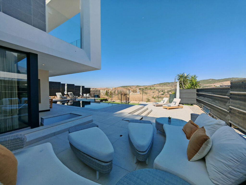 Detached Villa Estepona Málaga - image 3