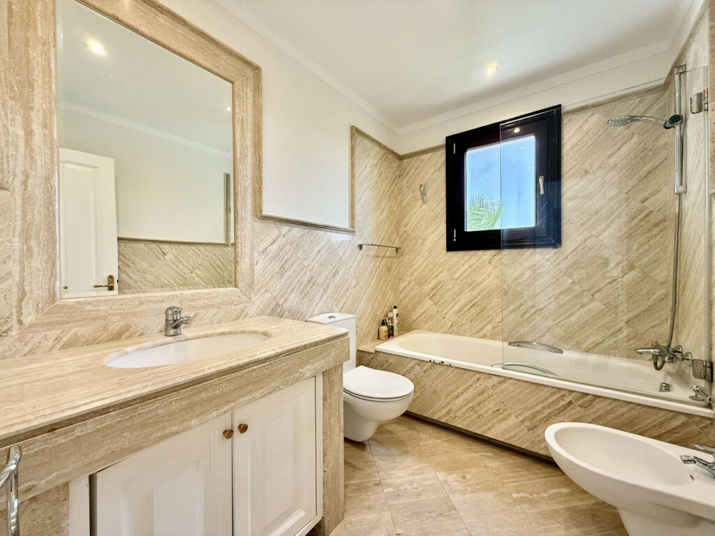 Middle Floor Apartment The Golden Mile Málaga - image 26