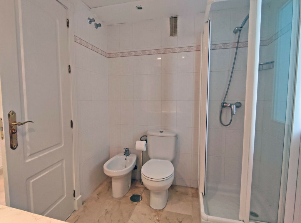 Middle Floor Apartment Puerto Banús Málaga - image 27