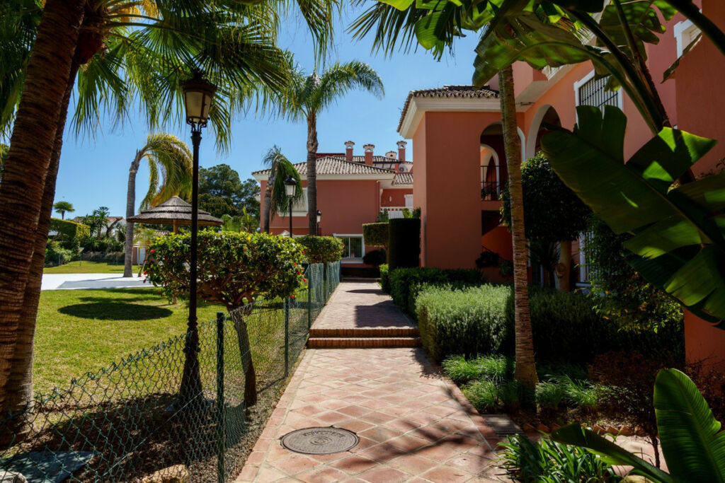 Middle Floor Apartment Estepona Málaga - image 17