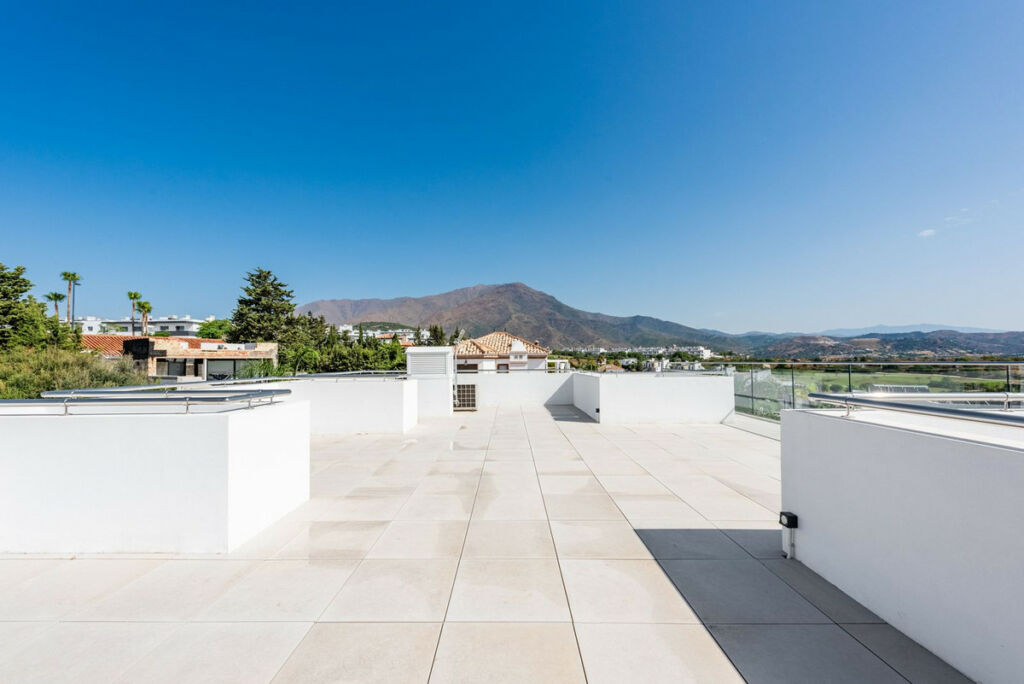 Detached Villa Estepona Málaga - image 28