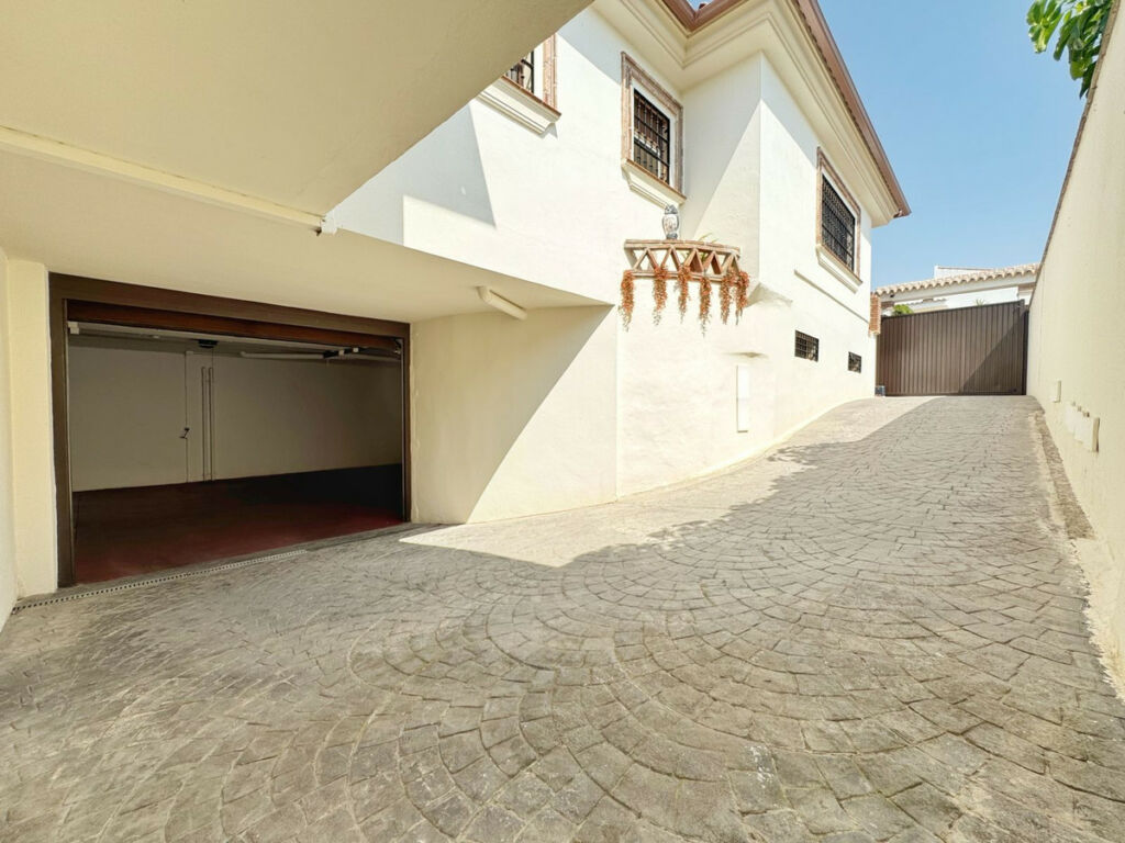 Detached Villa Sierrezuela Málaga - image 28