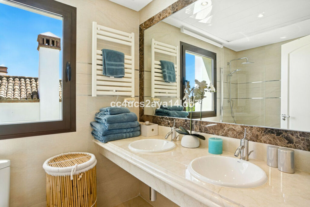 Detached Villa Estepona Málaga - image 28