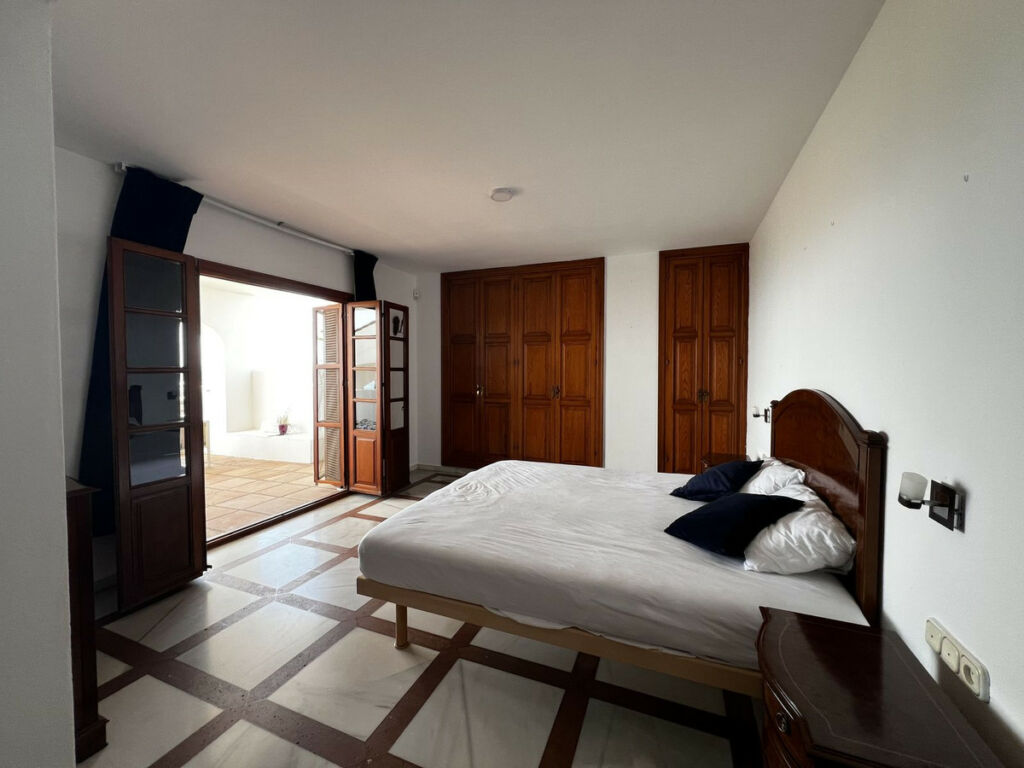 Detached Villa Estepona Málaga - image 28