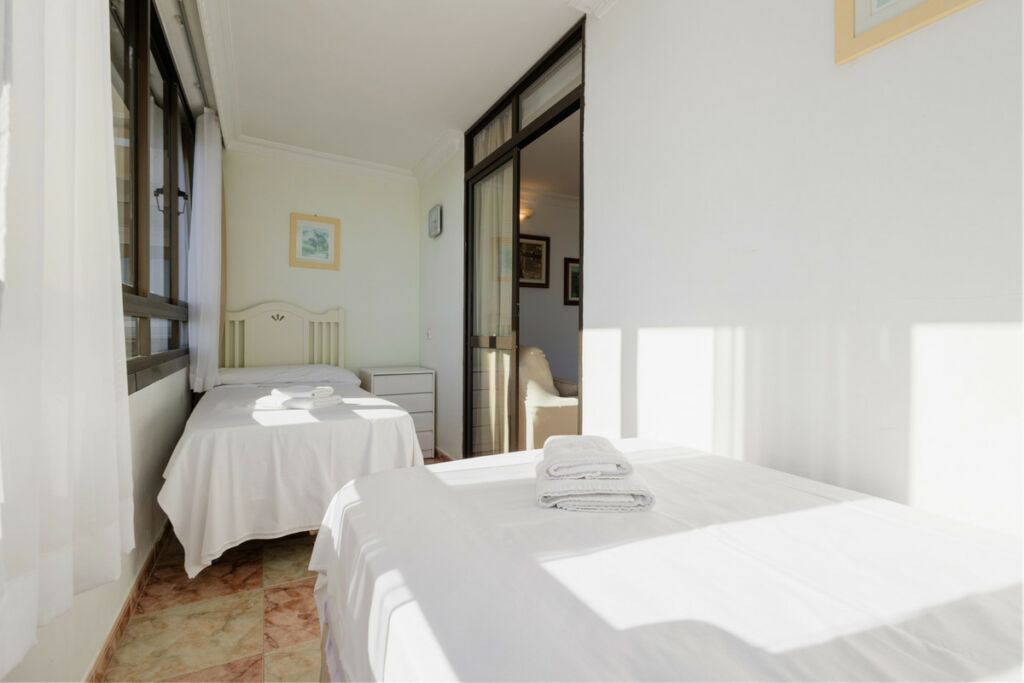 Middle Floor Apartment Playamar Málaga - image 28