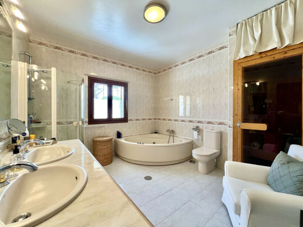 Detached Villa Elviria Málaga - image 28