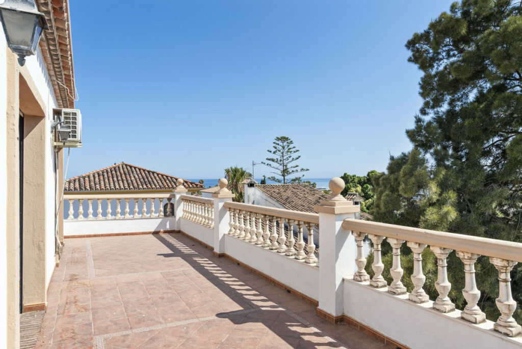 Detached Villa Estepona Málaga - image 29