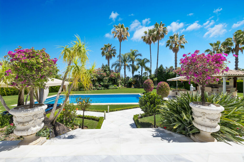 Detached Villa Nueva Andalucía Málaga - image 3