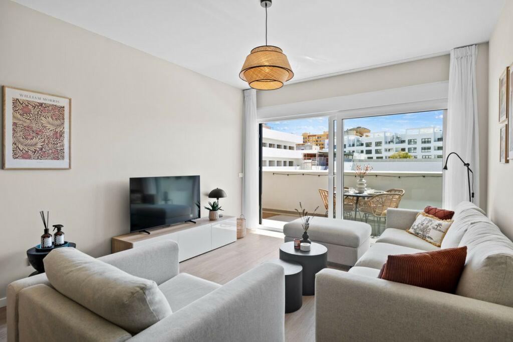 Middle Floor Apartment Estepona Málaga - image 3