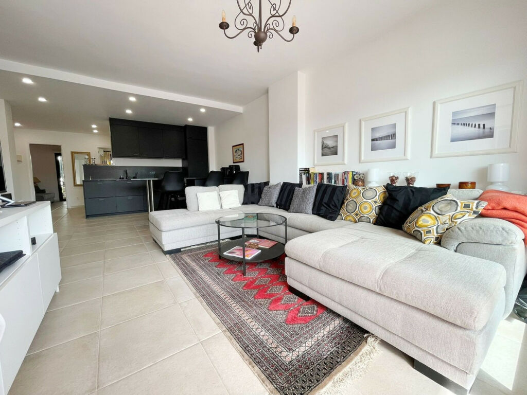 Middle Floor Apartment Nueva Andalucía Málaga - image 3