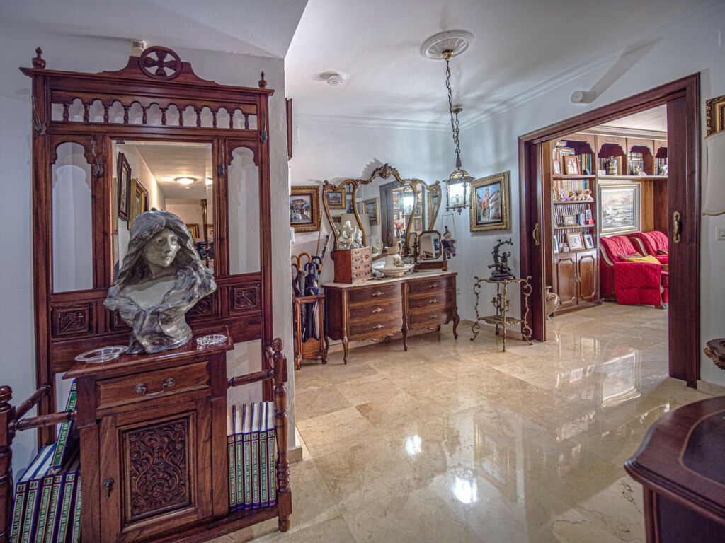 Middle Floor Apartment Benalmadena Málaga - image 3