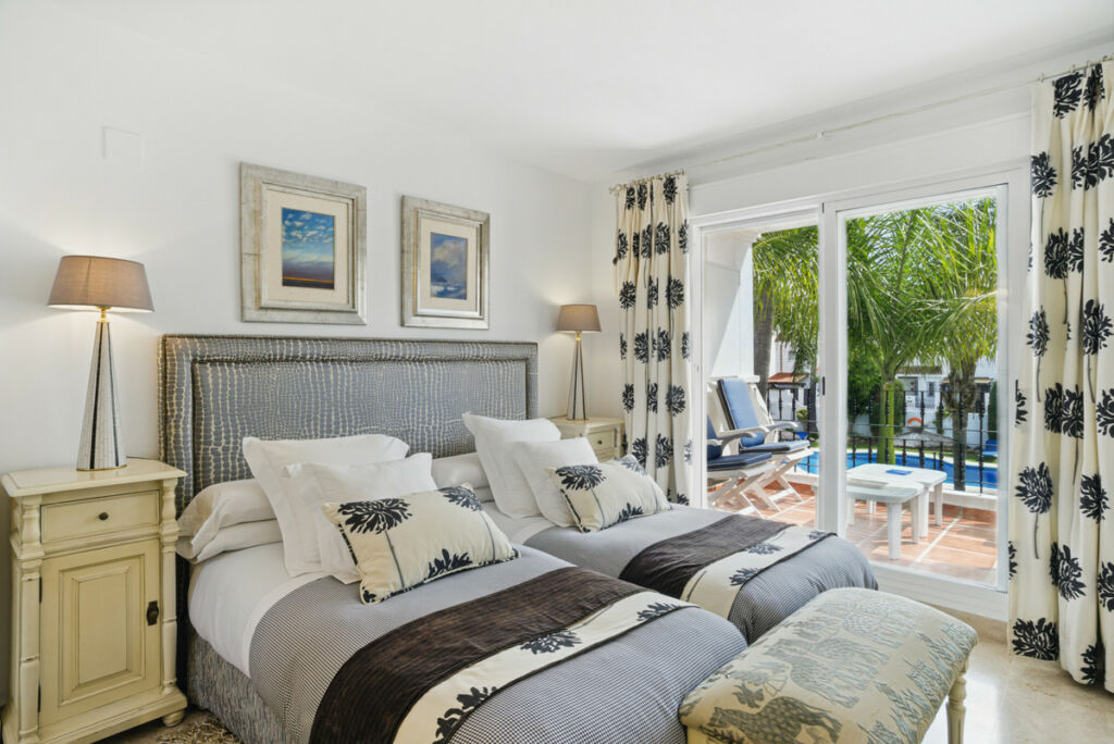 Townhouse Nueva Andalucía Málaga - image 3