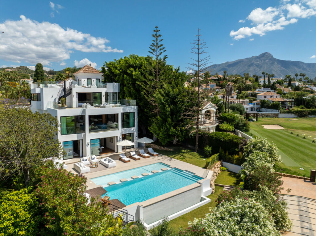 Detached Villa Nueva Andalucía Málaga - image 3