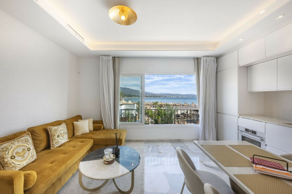 Top Floor Apartment Puerto Banús Málaga - image 3