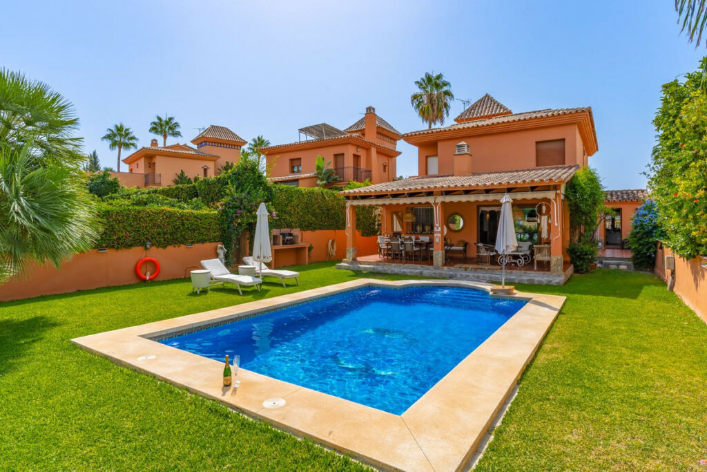 Detached Villa Sierrezuela Málaga - image 3