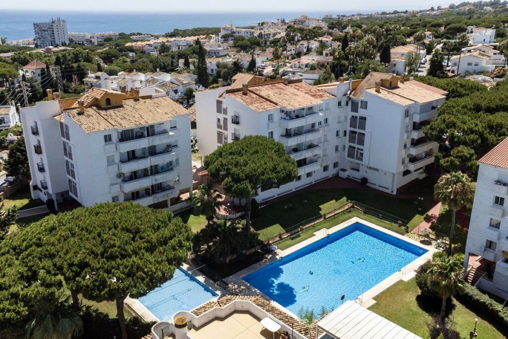 Middle Floor Apartment Calahonda Málaga - image 3