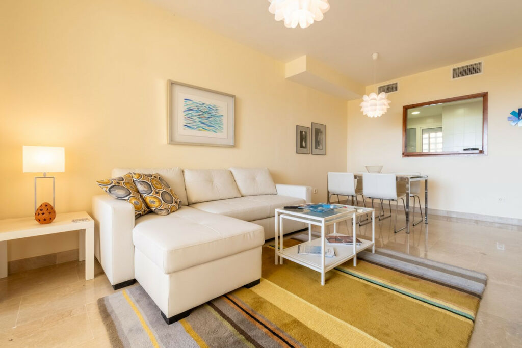 Middle Floor Apartment La Duquesa Málaga - image 3