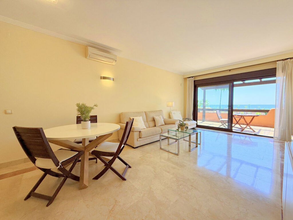 Middle Floor Apartment Estepona Málaga - image 3