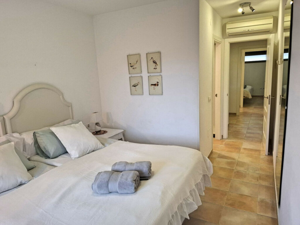 Middle Floor Apartment Fuengirola Málaga - image 4